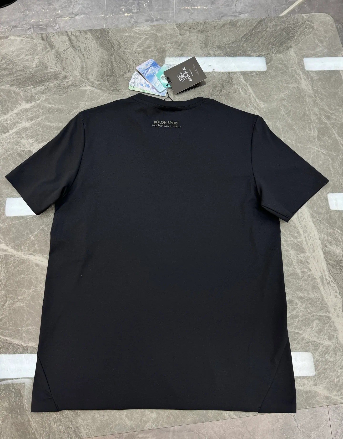 190 ⚜️Buy it if you know the goods! Kolon Sport Kolon Outdoor New Arrival T-shirt. Original product recommendation ❤️ Can be matched as a set. Regular fit outdoor T-shirt. Three-dimensional cutting design. Sports style rhythmic line matching. Comfortable and decent! Original professional outdoor high-tech polyester fabric! Multiple outdoor features. Touch and texture. Breathable holes on both sides. Complete three-dimensional cutting! The fabric is stiff and ribbed. Comfortable and stretchy. Skin-friendly, breathable, cool and comfortable. The three-dimensional upper body is super beautiful, a unique design. All three standards are included. Color: Black.Light Gray.White.Green.Sizes: M-3XL (4xl can be customized) 175/140 pounds recommended L